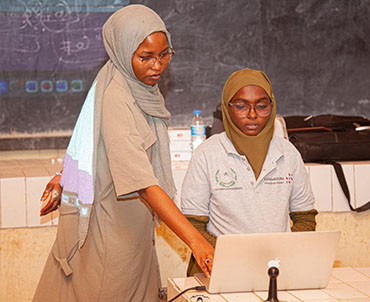 Jeunes nigériens participant à une formation en alphabétisation numérique